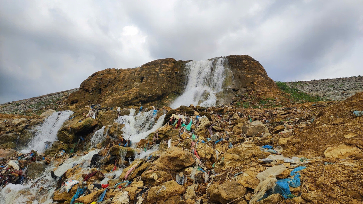 Hồ Hòa Bình - hồ nhân tạo lớn nhất Đông Nam Á được hình thành sau khi xây dựng Nhà máy thủy điện Hòa Bình trên sông Đà. Có chiều dài 230 km, với dung tích 9,45 tỷ m3 nước, hồ trải dài qua các huyện, thành phố thuộc tỉnh Hòa Bình (70 km): TP Hòa Bình, Cao Phong, Đà Bắc, Mai Châu, Tân Lạc đến tỉnh Sơn La.