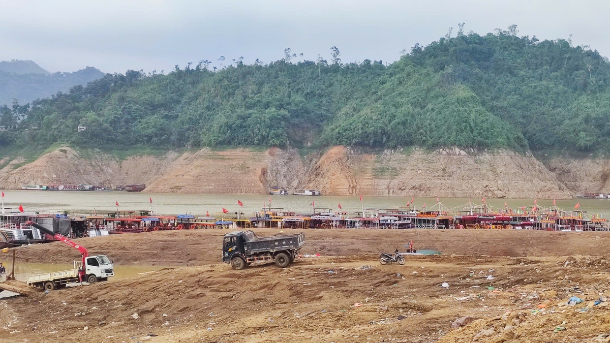 Bà Bùi Thị Hà, chủ quán nước tại cảng Thung Nai chia sẻ: “Quán thường xuyên đóng cửa do vắng khách, trong khi mọi năm mùa này khách đông, tàu ra vào tấp nập”. Ảnh: Đặng Tình