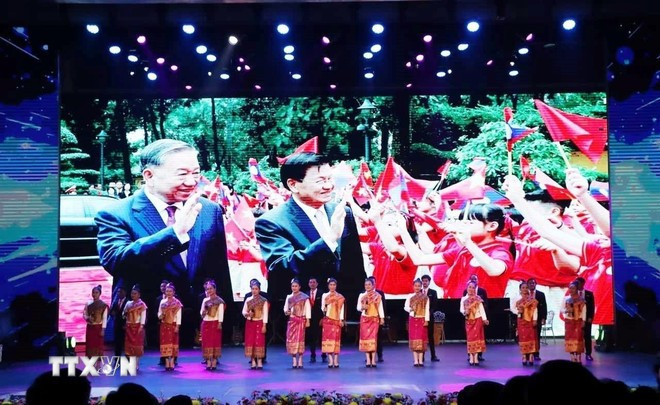 Chương trình văn nghệ hữu nghị Việt Nam-Lào mừng 50 năm Quốc khánh Lào. (Ảnh: TTXVN phát)