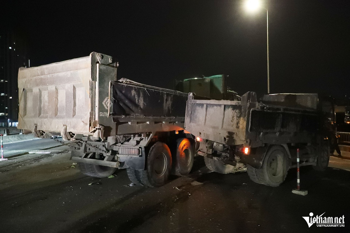 Thời điểm xảy ra tai nạn, ô tô tải mang biển số 30M-452.XX đi trên vành đai 3, hướng cầu Thanh Trì - cầu Mai Dịch. Đến vị trí trên, ô tô tải bất ngờ đâm "dồn toa" ô tô con mang BKS 99E-000.XX, ô tô tải 29K-067.XX, ô tô tải thùng kín 30M-387.XX và một ô tô khách loại 16 chỗ ngồi (chưa rõ biển kiểm soát).