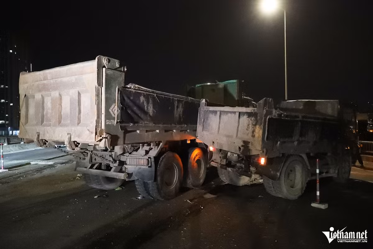 Thời điểm xảy ra tai nạn, ô tô tải mang biển số 30M-452.XX đi trên vành đai 3, hướng cầu Thanh Trì - cầu Mai Dịch. Đến vị trí trên, ô tô tải bất ngờ đâm "dồn toa" ô tô con mang BKS 99E-000.XX, ô tô tải 29K-067.XX, ô tô tải thùng kín 30M-387.XX và một ô tô khách loại 16 chỗ ngồi (chưa rõ biển kiểm soát).