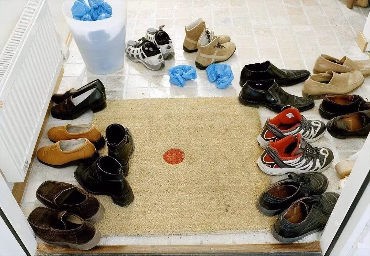 Giày dép bẩn trước cửa nhà: Theo phong thủy, để giày dép bẩn gần cửa ra vào không chỉ làm mất mỹ quan mà còn ảnh hưởng xấu đến vận khí của gia đình.