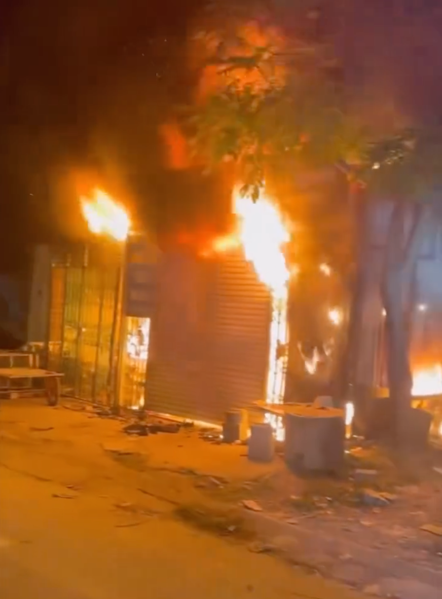 Đám cháy bùng phát lớn, bao trùm toàn bộ căn nhà của anh K. và chuẩn bị lan sang nhà dân bên cạnh.