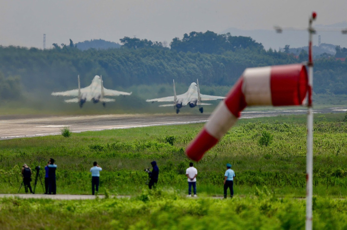 Hai chiếc Su-30MK2 của Không quân nhân dân Việt Nam rời đường băng cất cánh lên bầu trời. Được trang bị hai động cơ phản lực nên dù có trọng lượng lớn, Su-30MK2 vẫn có thể thực hiện nhiều thao tác bay phức tạp.