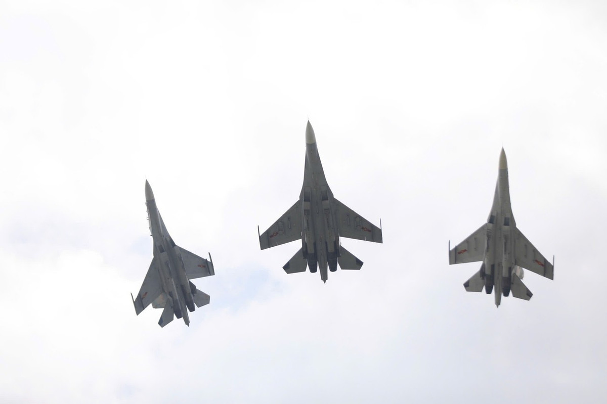 Bay biểu diễn theo đội hình đòi hỏi mỗi tổ bay phải giữ được đúng cự ly, tốc độ ở độ cao quy định, do đó các phi công sẽ cần thao tác chính xác trong suốt hành trình nhằm đảm bảo an toàn và tạo ra những màn trình diễn đẹp mắt.