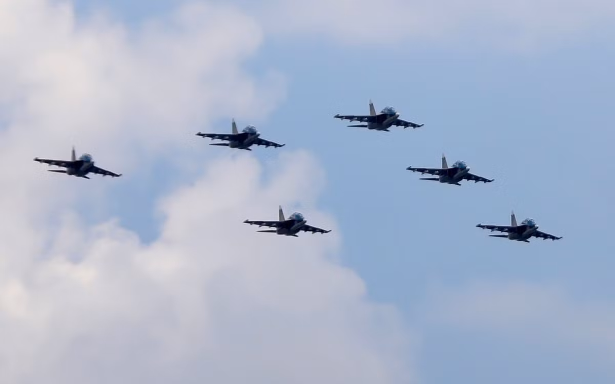 Việc tổ chức bay biên đội nhiều chiếc (4 chiếc, 5 chiếc, 6 chiếc) đòi hỏi công tác chỉ huy, điều hành bay phải tỉ mỉ và khoa học. Mọi nhiệm vụ từ lý thuyết mặt đất, biểu diễn sa bàn đến thực hành bay đều được tiến hành cụ thể, hiệp đồng chặt chẽ giữa chỉ huy bay, phi công và các bộ phận mặt đất.