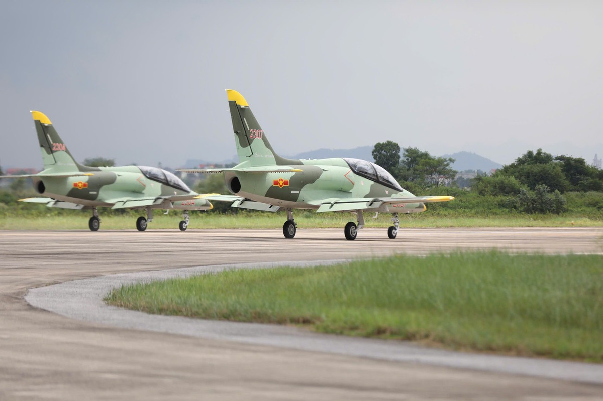 Đội hình L-39NG thuộc Trung đoàn Không quân 910 (Trường Sĩ quan Không quân) lần lượt tiến về phía đường băng. Đây là lần đầu tiên dòng máy bay huấn luyện đa năng này sẽ tham gia đội hình biểu diễn trong một sự kiện lớn của đất nước.