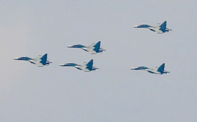 Biên đội Su-30MK2, Yak-130, L-39NG cơ động lấy độ cao, xếp thành đội hình đẹp mắt.