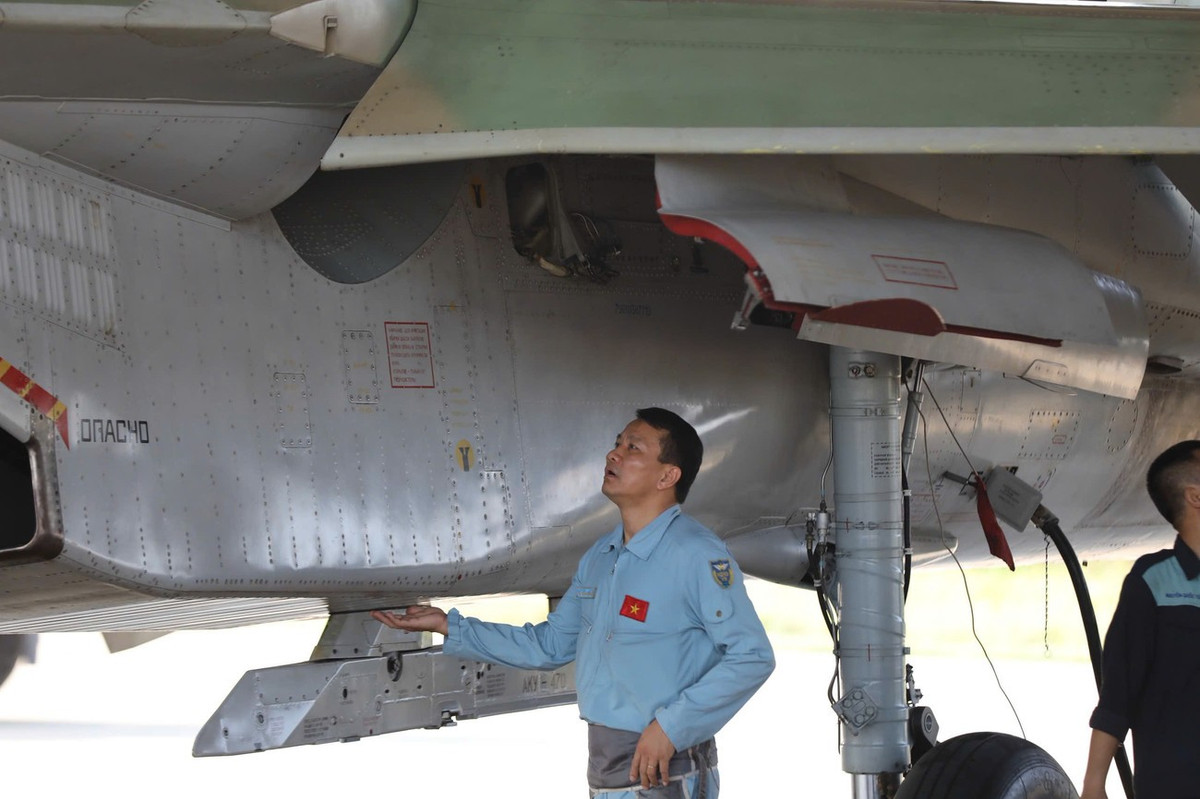 Những ngày này, tại sân bay Kép, không khí làm việc thực sự khẩn trương, trong khi các cán bộ kỹ thuật, thợ máy bận bịu chăm sóc "những chú chim sắt" thì đội ngũ phi công cũng tích cực chuẩn bị cho những chuyến bay hợp luyện đội hình.