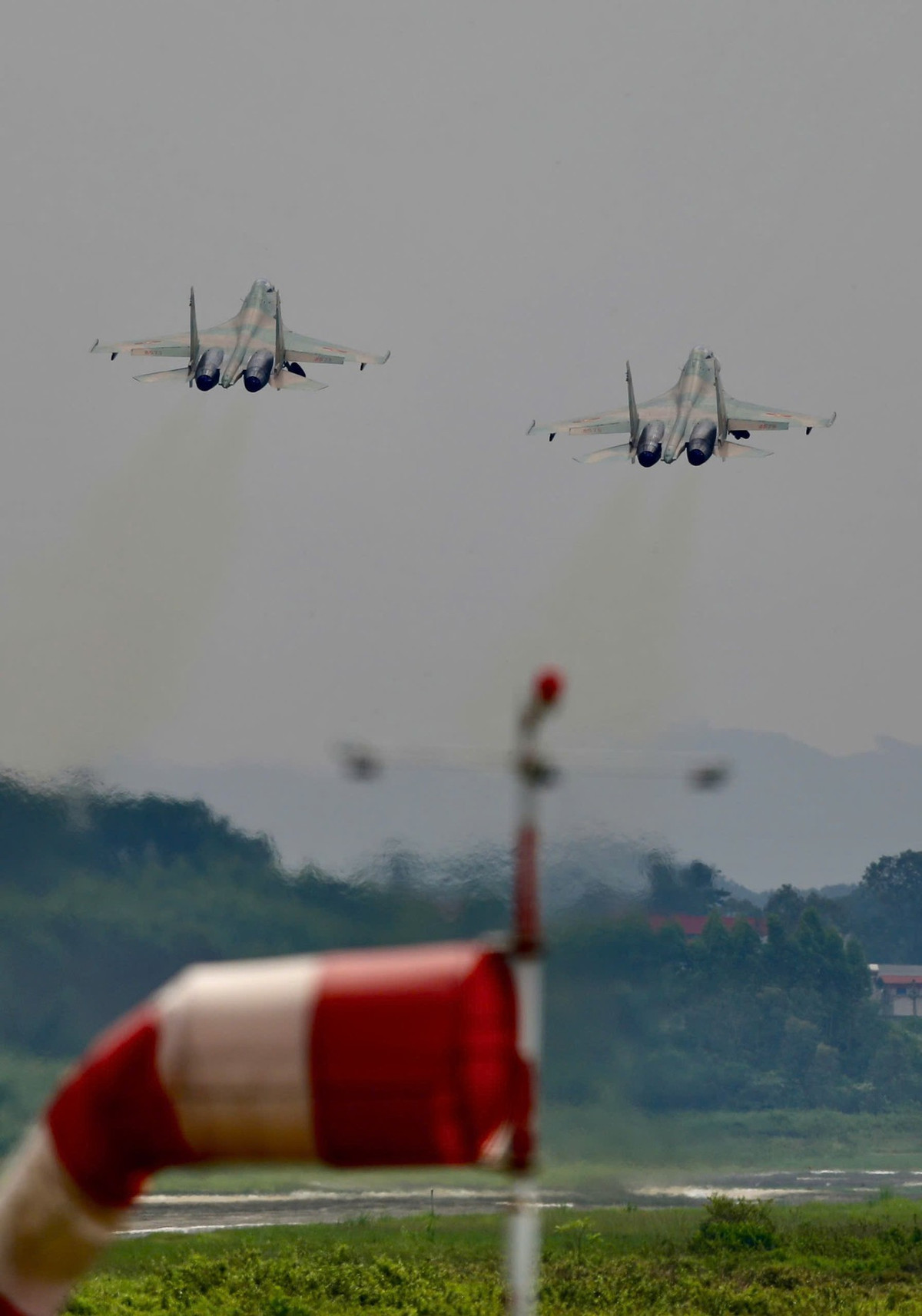 Su-30MK2 của Không quân nhân dân Việt Nam từng bay biểu diễn tại các sự kiện quan trọng như Triển lãm Quốc phòng quốc tế Việt Nam năm 2022 và 2024, đại lễ kỷ niệm 50 năm Thống nhất đất nước và được nhiều người dân hào hứng đón xem.