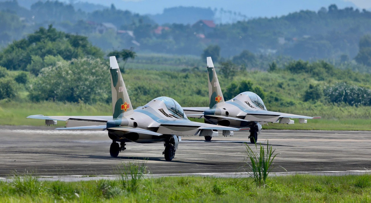 Mỗi chiếc Yak-130 có phi hành hành đoàn 2 người. Đây là loại máy bay huấn luyện hiện đại có thể thực hiện nhiều thao tác bay mô phỏng tương tự các chiến đấu cơ thế hệ thứ 4 và thế hệ thứ 5.