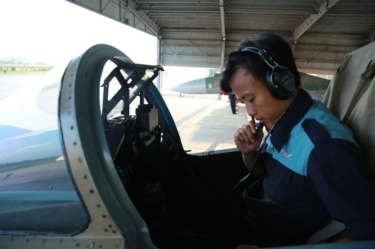 Trước khi bắt đầu một buổi hợp luyện, ngay từ sáng sớm, đội ngũ cán bộ, kỹ thuật viên đã thực hiện tỉ mỉ mọi công tác chuẩn bị, kiểm tra kỹ thuật nhằm đảm bảo máy bay hoạt động ổn định.