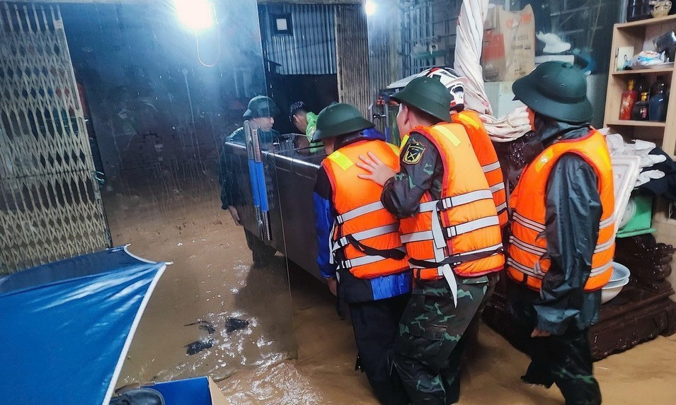 Lực lượng vũ trang giúp người xã Sông Mã dân di dời tài sản.