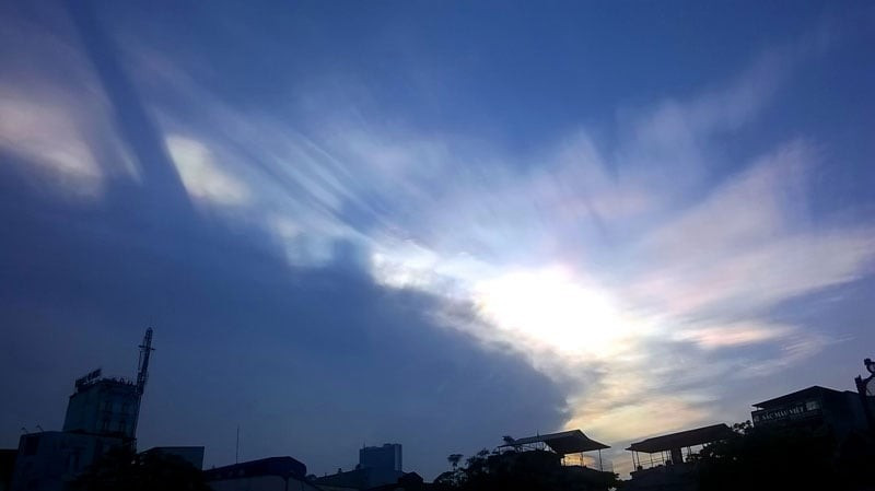 “Mây ngũ sắc” là hiện tượng quang học độc đáo xảy ra khi khi ánh sáng mặt trời tán xạ qua các tinh thể/bóng nước mịn trong mây, tạo vệt màu rực rỡ trên nền trời. Ảnh Dân Việt