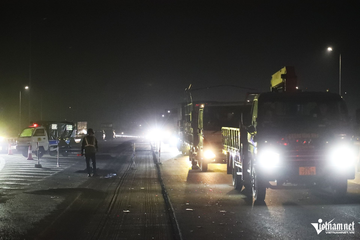 Được biết, đoạn đường xảy ra tai nạn đang trong quá trình sửa chữa. Hiện nguyên nhân vụ tai nạn đang được Công an phường Hoàng Mai điều tra làm rõ.