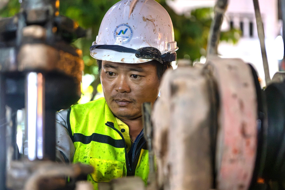 Ông Vũ Văn Vịnh, Giám đốc Ban Quản lý dự án metro số 2 (thuộc MAUR), cho biết ngoài hơn 200 lỗ khoan đã thực hiện, dự án đang triển khai khoan bổ sung hơn 500 lỗ khoan dọc tuyến. Việc này nhằm đánh giá cụ thể địa tầng, giúp kiểm soát chặt chẽ quá trình thi công, đặc biệt tại các đoạn sử dụng máy đào hầm TBM.