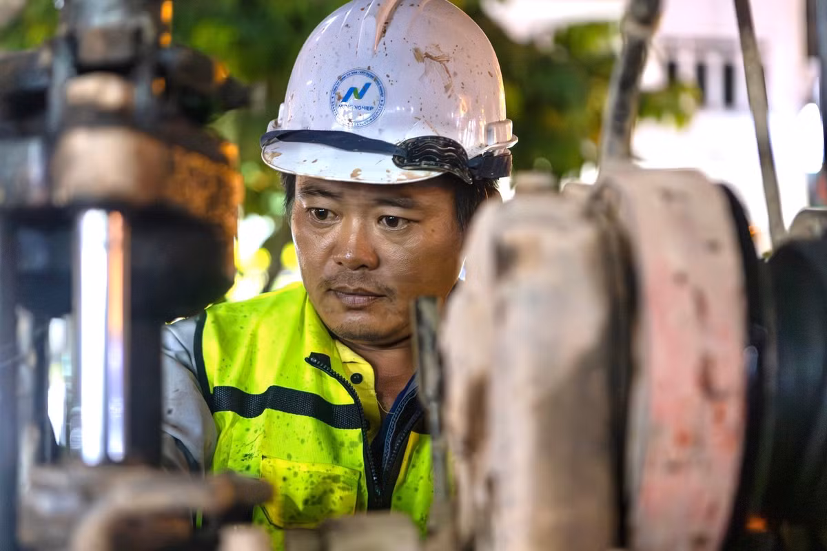 Ông Vũ Văn Vịnh, Giám đốc Ban Quản lý dự án metro số 2 (thuộc MAUR), cho biết ngoài hơn 200 lỗ khoan đã thực hiện, dự án đang triển khai khoan bổ sung hơn 500 lỗ khoan dọc tuyến. Việc này nhằm đánh giá cụ thể địa tầng, giúp kiểm soát chặt chẽ quá trình thi công, đặc biệt tại các đoạn sử dụng máy đào hầm TBM.