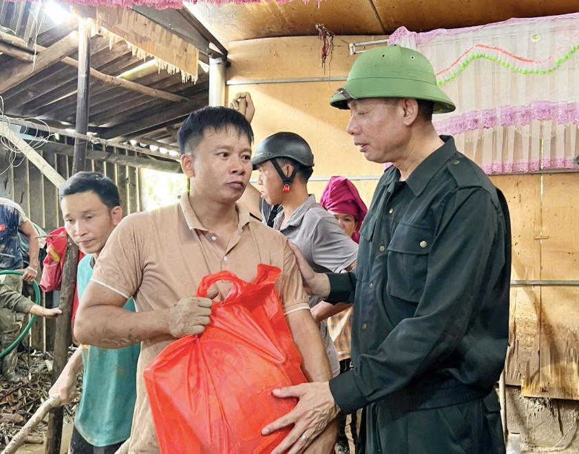 Ông Nguyễn Thành Công, Phó Chủ tịch UBND tỉnh Sơn La thăm hỏi, động viên những gia đình bị thiệt hại do lũ ống, lũ quét tại xã Sông Mã. tại xã Sông Mã.