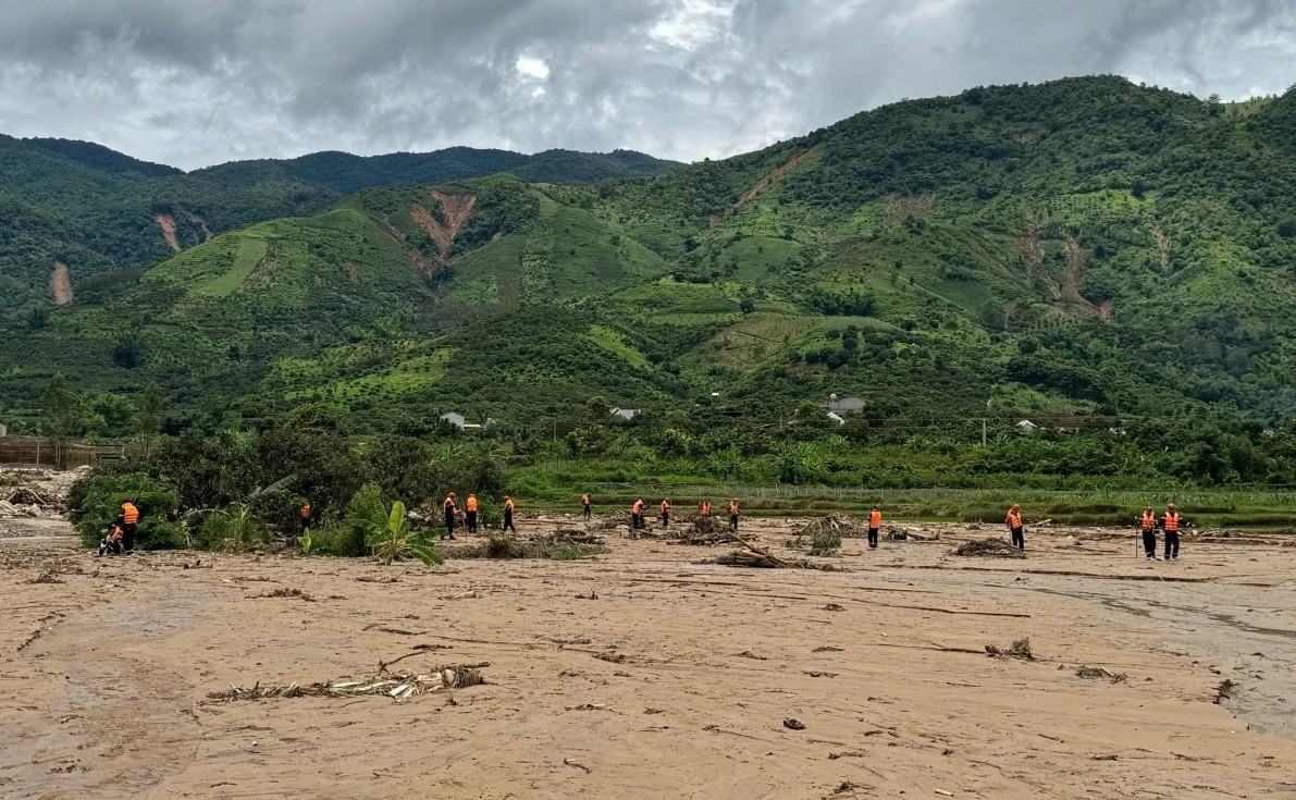 Hiện tỉnh Sơn La huy động 200 cán bộ, chiến sĩ lực lượng vũ trang tìm kiếm người mất tích.
