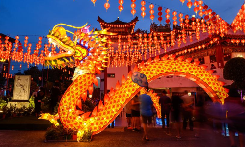 Tuy nhiên, người tuổi Thìn nên cẩn thận giữ thái độ khiêm tốn khi nhận được sự giúp đỡ của quý nhân, tránh vội vàng bỏ bê công việc nhóm để thể hiện năng lực. Chỉ khi biết kiềm chế bản thân và lắng nghe ý kiến của người khác, con đường sự nghiệp mới có thể vững chắc hơn.