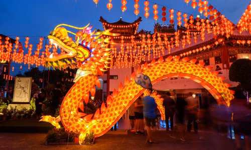 Tuy nhiên, người tuổi Thìn nên cẩn thận giữ thái độ khiêm tốn khi nhận được sự giúp đỡ của quý nhân, tránh vội vàng bỏ bê công việc nhóm để thể hiện năng lực. Chỉ khi biết kiềm chế bản thân và lắng nghe ý kiến của người khác, con đường sự nghiệp mới có thể vững chắc hơn.