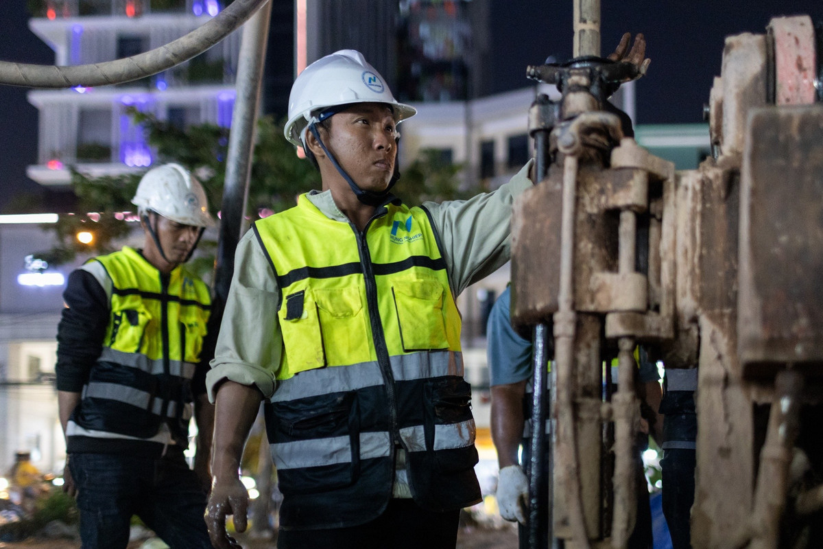 Tại ga Lê Thị Riêng, nhà thầu dự kiến bố trí 3 máy đào TBM, gồm 2 máy đào theo hướng về ga Bến Thành, 1 máy đào theo hướng ga Bảy Hiền. Sau khi hoàn thành giai đoạn này, máy đào từ ga Bảy Hiền sẽ được quay đầu để tiếp tục thi công, nhằm bảo đảm tiến độ.