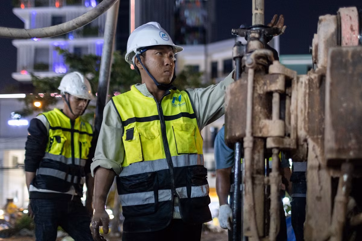 Tại ga Lê Thị Riêng, nhà thầu dự kiến bố trí 3 máy đào TBM, gồm 2 máy đào theo hướng về ga Bến Thành, 1 máy đào theo hướng ga Bảy Hiền. Sau khi hoàn thành giai đoạn này, máy đào từ ga Bảy Hiền sẽ được quay đầu để tiếp tục thi công, nhằm bảo đảm tiến độ.