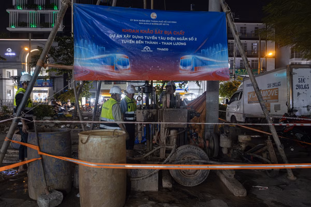 Tối 24/1, Ban Quản lý Đường sắt đô thị TP.HCM (MAUR) cùng đại diện nhà thầu đã kiểm tra thực địa việc triển khai tuyến metro số 2 (Bến Thành - Tham Lương). Ga Lê Thị Riêng và ga Phạm Văn Bạch là hai nhà ga đầu tiên trong tổng số 11 ga được triển khai công tác khảo sát địa chất ngay sau lễ khởi công ngày 15/1, nhằm phục vụ công tác bố trí máy đào TBM.