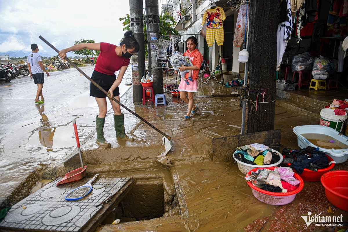 Chị Huỳnh Thanh Trúc kể, khi nước vừa rút và mở cửa hàng quần áo, chị bàng hoàng thấy toàn bộ hàng hóa ngâm trong bùn, dù trước đó đã vội kê lên giường cao gần 1m. Khi nước mới dâng tới đầu gối, chị còn cố gắng kê đồ lên cao, nhưng chỉ trong chốc lát, dòng nước xoáy ập vào, mực nước dâng nhanh, buộc gia đình phải di tản đến nơi trú an toàn. “Chúng tôi không ngờ lũ lại dữ đến vậy”, chị nói.