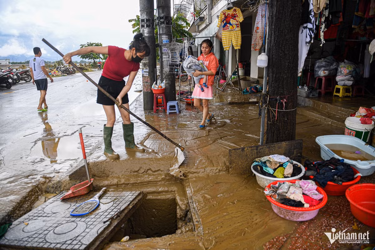Chị Huỳnh Thanh Trúc kể, khi nước vừa rút và mở cửa hàng quần áo, chị bàng hoàng thấy toàn bộ hàng hóa ngâm trong bùn, dù trước đó đã vội kê lên giường cao gần 1m. Khi nước mới dâng tới đầu gối, chị còn cố gắng kê đồ lên cao, nhưng chỉ trong chốc lát, dòng nước xoáy ập vào, mực nước dâng nhanh, buộc gia đình phải di tản đến nơi trú an toàn. “Chúng tôi không ngờ lũ lại dữ đến vậy”, chị nói.