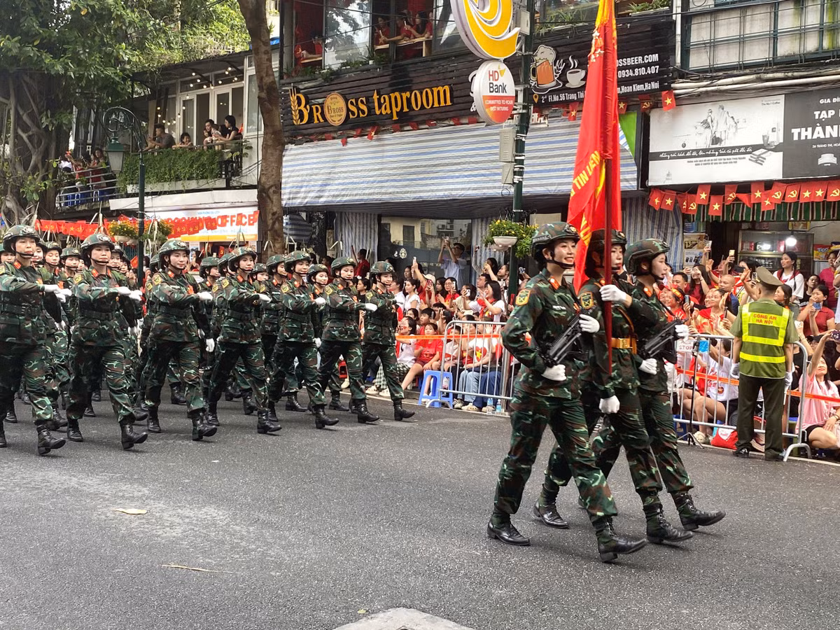 Gương mặt tươi vui của các nữ chiến sĩ Thông tin đi giữa sự cổ vũ nồng nhiệt của người dân.