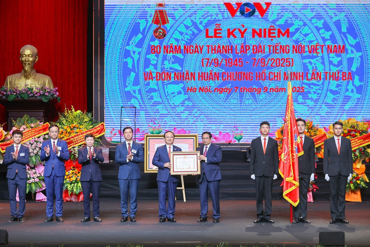 Thay mặt lãnh đạo Đảng, Nhà nước, Thủ tướng Phạm Minh Chính trao Huân chương Hồ Chí Minh (lần thứ ba) tặng Đài Tiếng nói Việt Nam. Ảnh: VGP.