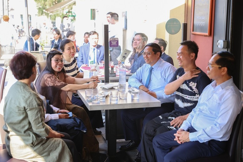 Thủ tướng Phạm Minh Chính tới thăm gia đình anh Võ Bá Luận – chủ quán ăn tại thành phố biển du lịch nổi tiếng Nice ở miền Nam nước Pháp - Ảnh: VGP/Nhật Bắc