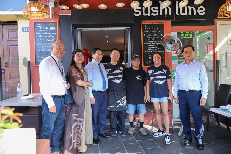 Thủ tướng mong anh Võ Bá Luận cùng cộng đồng người Việt Nam tại Pháp ngày càng trưởng thành lớn mạnh, góp phần quảng bá hình ảnh tốt đẹp về đất nước, con người Việt Nam với bạn bè quốc tế - Ảnh: VGP/Nhật Bắc