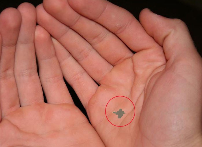 Vết bớt ở lòng bàn tay, lòng bàn chân: Người có nốt ruồi ở lòng bàn tay là người kiếp trước sửa cầu sửa đường, làm nhiều việc thiện, tích đức lớn nên kiếp này được Đức Phật khắc ấn lòng bàn tay, lòng bàn chân, bàn tay đại biểu cho người khác, bàn chân lại càng quan trọng, người chăm chỉ cũng sẽ được ghi dấu ấn này ở kiếp sau.