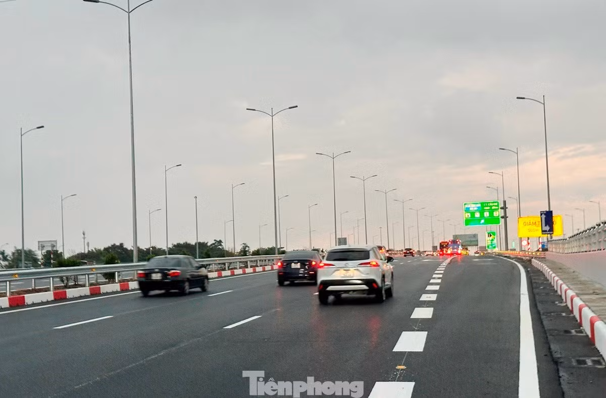 Cục CSGT cho biết, trong giai đoạn đầu, để lái xe làm quen dần với việc đi qua hầm, tốc độ xe khi tiếp cận hầm đang để biển 60 - 80km/h. Ở hai đầu đường dẫn xuống hầm đều có biển báo chỉ dẫn, lái xe cần chú ý để không vi phạm tốc độ.