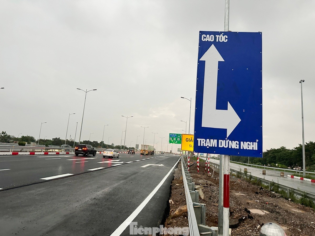 Ngày 26/7, thông tin về thực trạng thi công tại nút giao Phú Thứ, đại diện chủ đầu tư dự án cho biết, hiện dự án thi công xong giai đoạn 1 là đưa vào thông xe hầm trên cao tốc; giai đoạn 2 dự án sẽ hoàn thiện hệ thống đường kết nối với địa phương, đường song hành đường vành đai 5 và trạm thu phí tại nút giao.