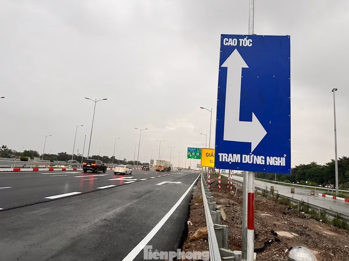 Ngày 26/7, thông tin về thực trạng thi công tại nút giao Phú Thứ, đại diện chủ đầu tư dự án cho biết, hiện dự án thi công xong giai đoạn 1 là đưa vào thông xe hầm trên cao tốc; giai đoạn 2 dự án sẽ hoàn thiện hệ thống đường kết nối với địa phương, đường song hành đường vành đai 5 và trạm thu phí tại nút giao.