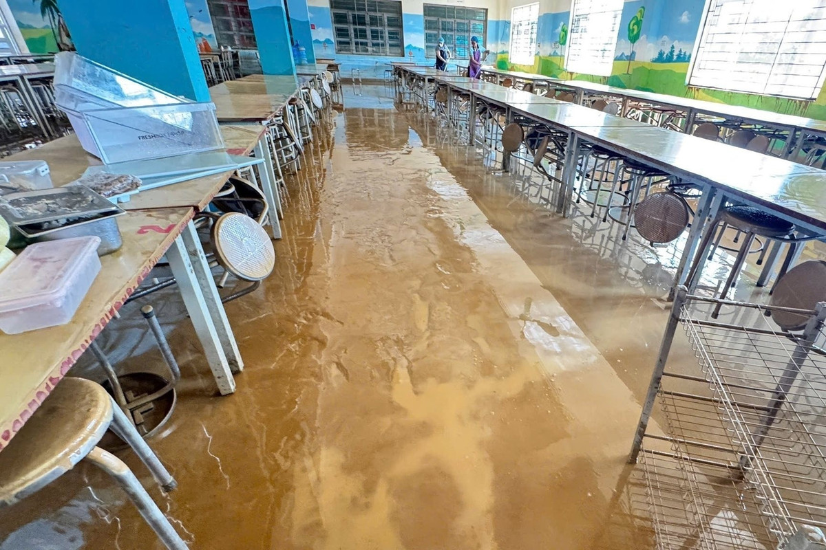 Toàn bộ máy tính phòng ngoại ngữ đã ngập trong nước, bàn ghế, thiết bị hư hỏng nặng...