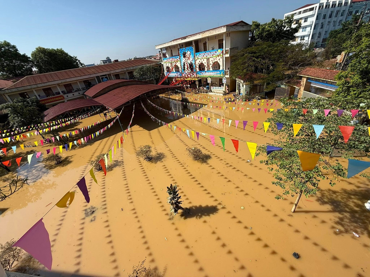 Trường Mầm non Liên Cơ cho biết nước nhấn chìm tầng 1 của 3 tòa nhà chính. Nhà ở của 50 cán bộ, giáo viên, nhân viên đều bị ngập sâu. Ảnh: FBNT.