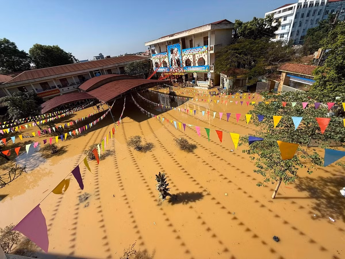 Trường Mầm non Liên Cơ cho biết nước nhấn chìm tầng 1 của 3 tòa nhà chính. Nhà ở của 50 cán bộ, giáo viên, nhân viên đều bị ngập sâu. Ảnh: FBNT.