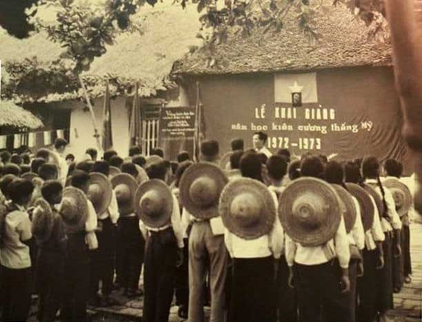 Đó không chỉ là âm thanh khai trường, mà còn là lời nhắn nhủ: “Bom đạn có thể phá lớp học, nhưng không thể ngăn tri thức”. (Ảnh: Vanvn.vn)