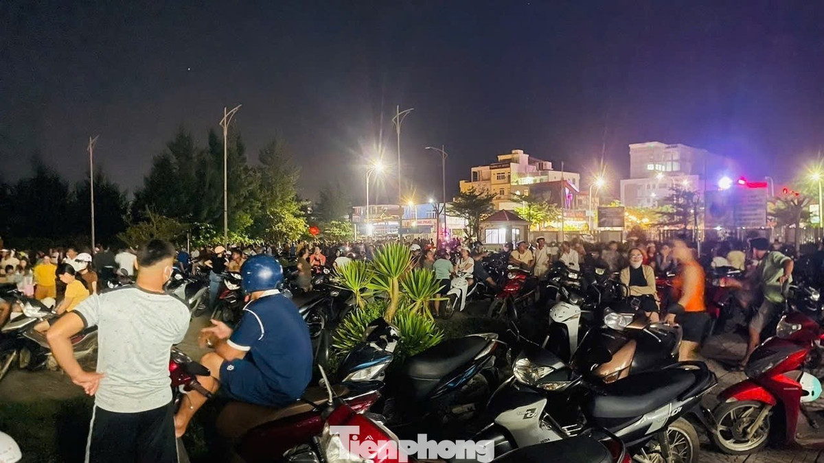 Người dân Lý Sơn có mặt ở cầu cảng Bến Đình từ rất sớm để đón cả 3 người trở về sau hơn 48 giờ lênh đênh trên biển.