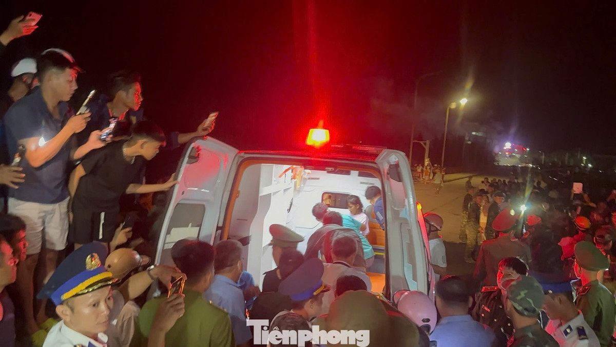 Ông Quang và anh Sanh sau khi về đến đảo Lý Sơn đã được đưa đến Trung tâm Y tế Quân- Dân y để theo dõi sức khỏe.