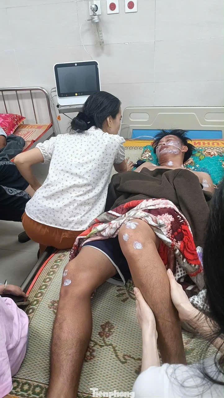 Anh Sanh bên gia đình tại bệnh viện.