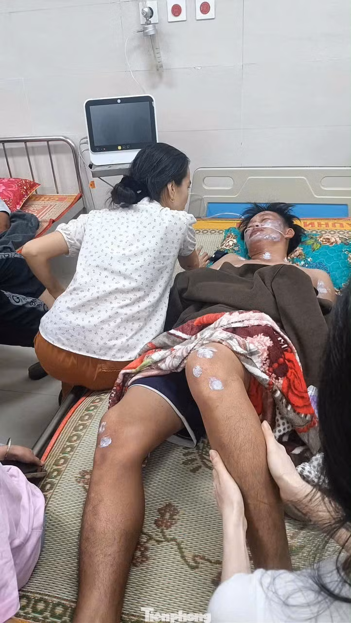 Anh Sanh bên gia đình tại bệnh viện.