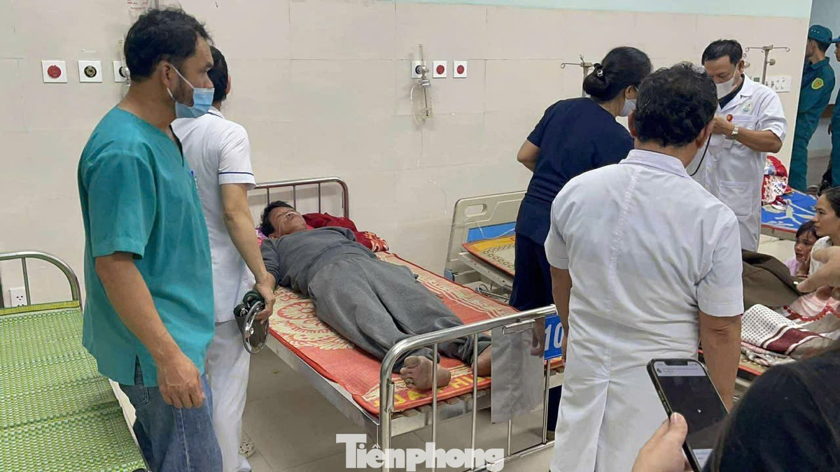 Các y bác sĩ thăm khám cho ông Quang và anh Sanh.