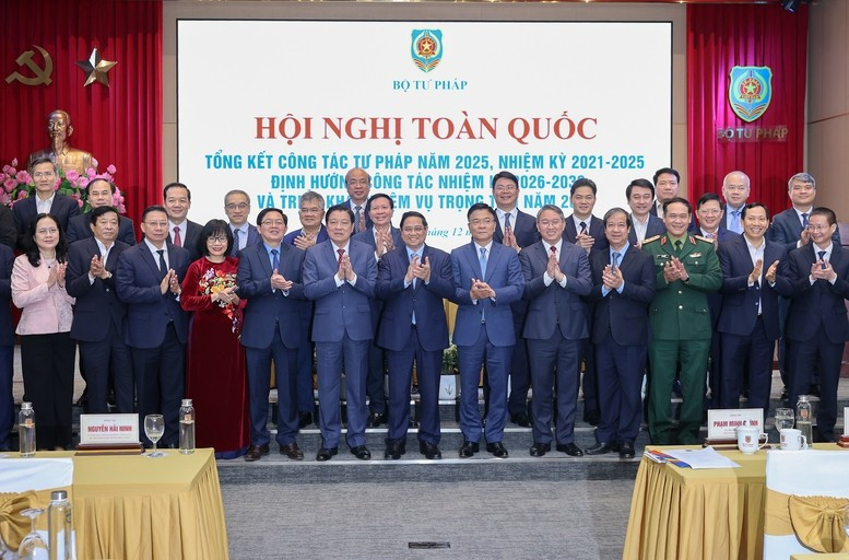 Thủ tướng chụp ảnh lưu niệm cùng các đạo biểu - Ảnh: VGP/Nhật Bắc