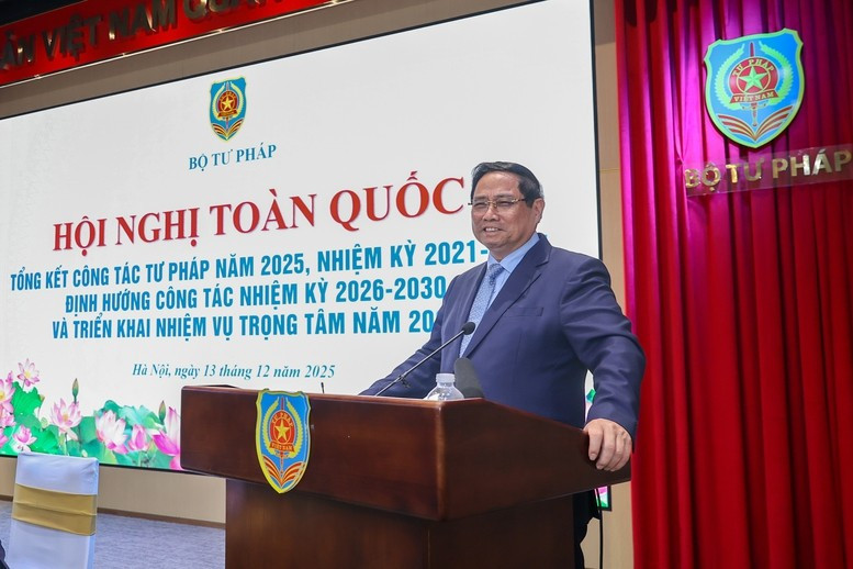 Thủ tướng yêu cầu Bộ, ngành Tư pháp tiếp tục phát huy truyền thống vẻ vang 80 năm trong thực hiện nhiệm vụ, với "3 định hướng chiến lược" và "6 nhiệm vụ trọng tâm" - Ảnh: VGP/Nhật Bắc