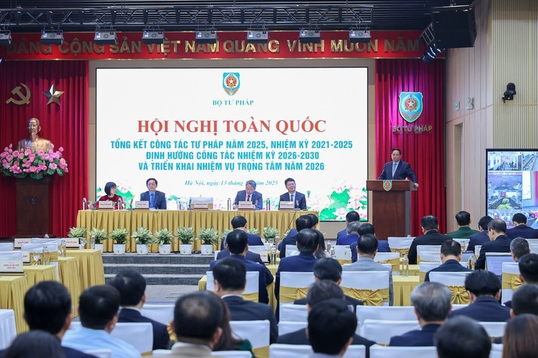 Thủ tướng đánh giá, trong nhiệm kỳ vừa qua, công tác tư pháp tiếp tục được thực hiện "đồng bộ - toàn diện - hiệu quả - chặt chẽ - kỹ lưỡng" trên nhiều lĩnh vực, với "6 dấu ấn" nổi bật - Ảnh: VGP/Nhật Bắc